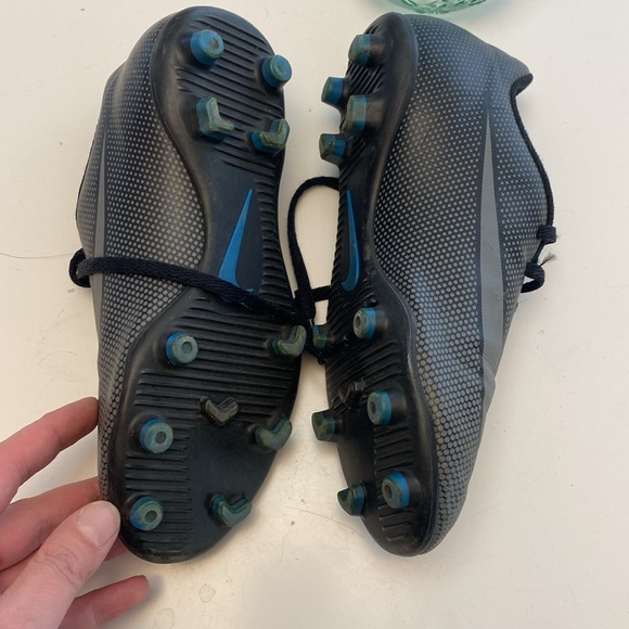 Nike boys soccer cleats size 3 - Picture 3 of 4